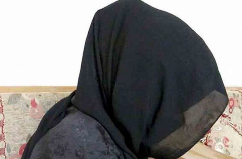 বিয়ের দাবিতে  যুবলীগ নেতার বাড়িতে তরুণীর অনশন