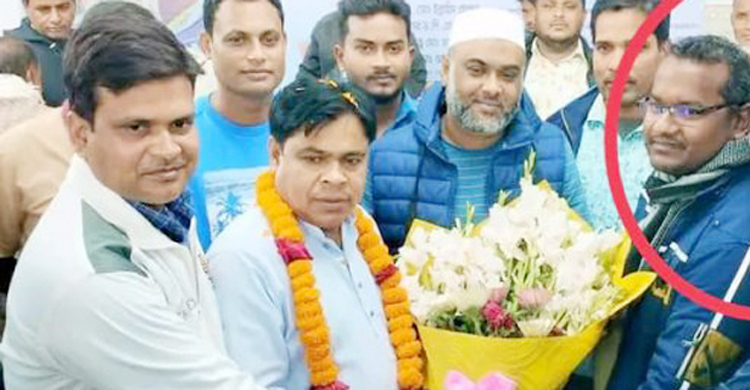 নৌকার প্রার্থীকে ফুলেল শুভেচ্ছা, এসআই বদলি