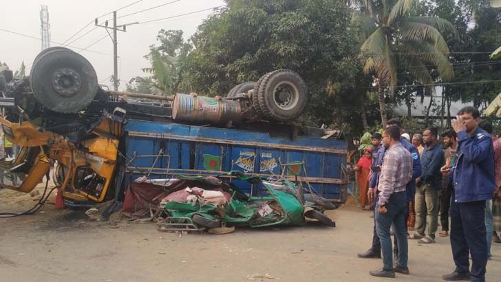 টাঙ্গাইলে বাস-ট্রাক-অটোরিকশার ত্রিমুখী সংঘর্ষে নিহত ২