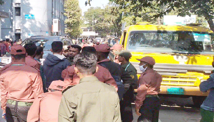 কেন্দ্রে কেন্দ্রে যাচ্ছে ভোটের সরঞ্জাম