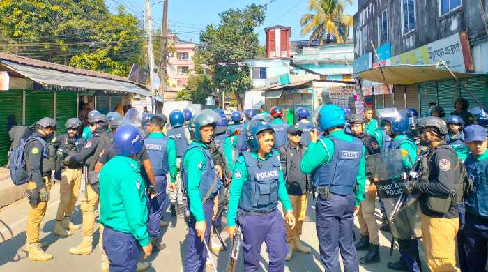 সিলেটে ভোট কেন্দ্রে হামলার  চেষ্টা, ককটেল বিস্ফোরণ