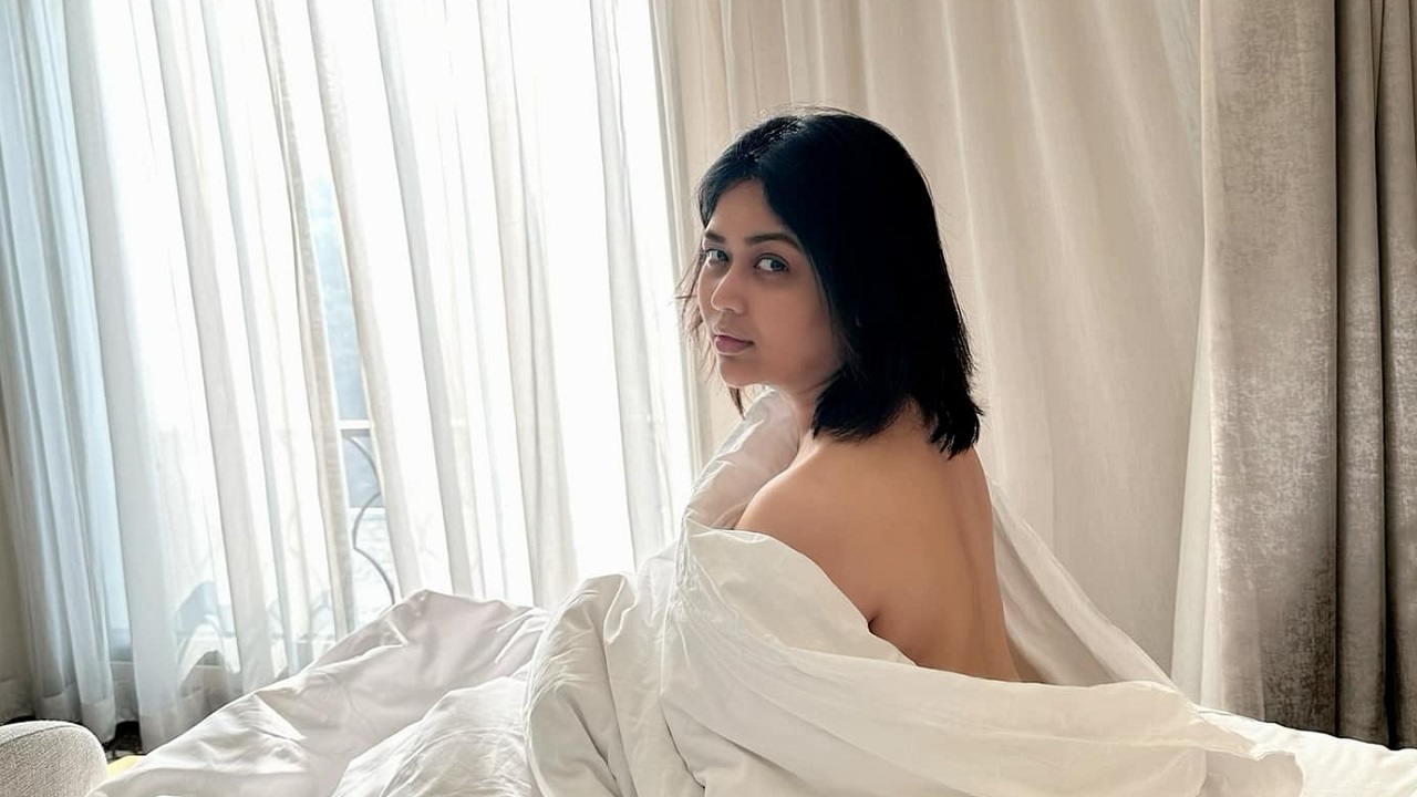 শীতের সকালে উষ্ণতা ছড়ালেন ভাবনা