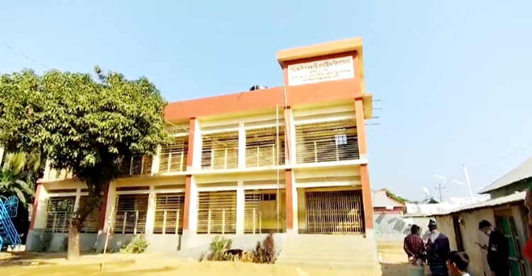 মধ্যনগরে দুর্বৃত্তদের আগুনে পুড়লো ভোটকেন্দ্র