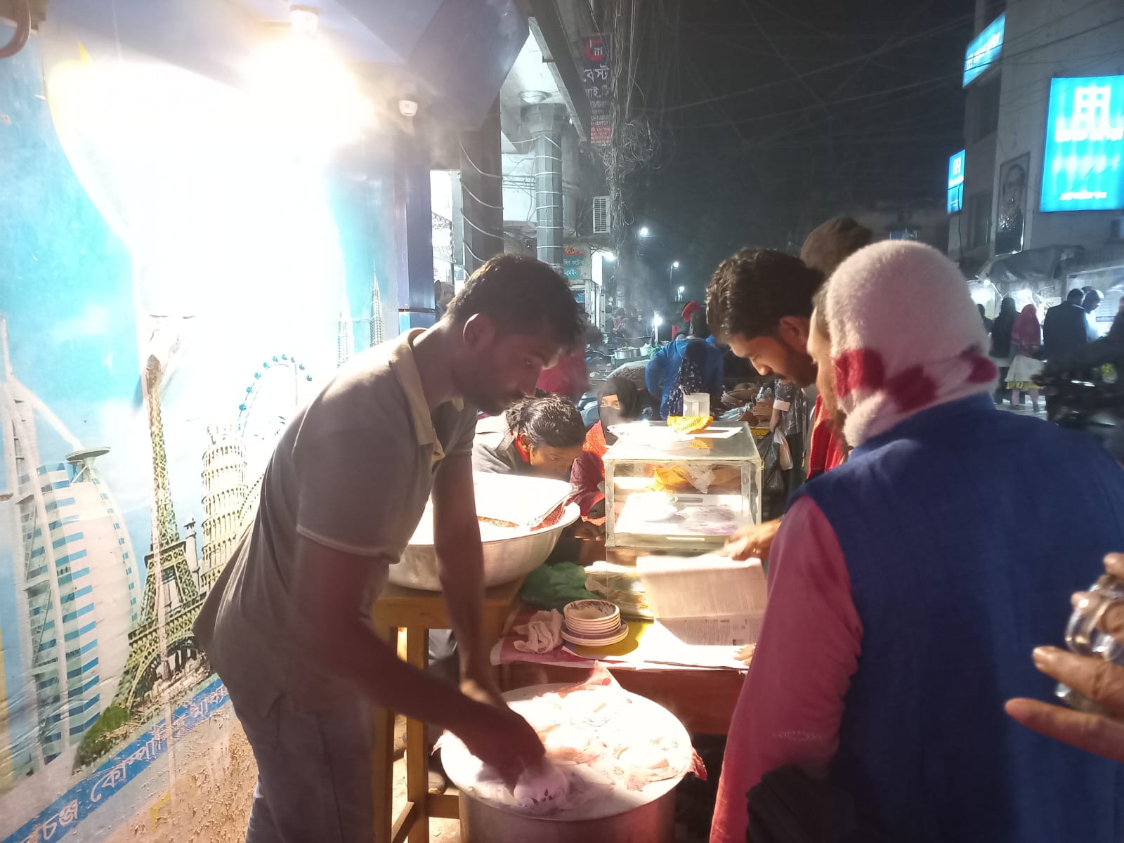 ফুটপাতে জমে উঠেছে পিঠা বিক্রি