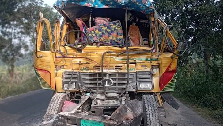 দুই ট্রাকের সংঘর্ষে চালক-হেলপার নিহত