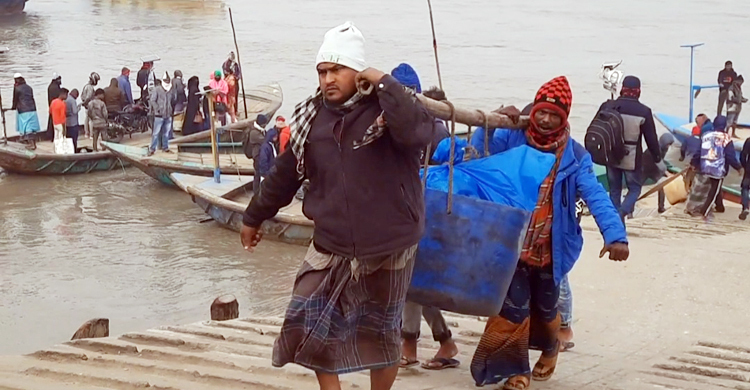 হাড় কাঁপানো শীতে বিপর্যস্ত উপকূলীয় জনপদ