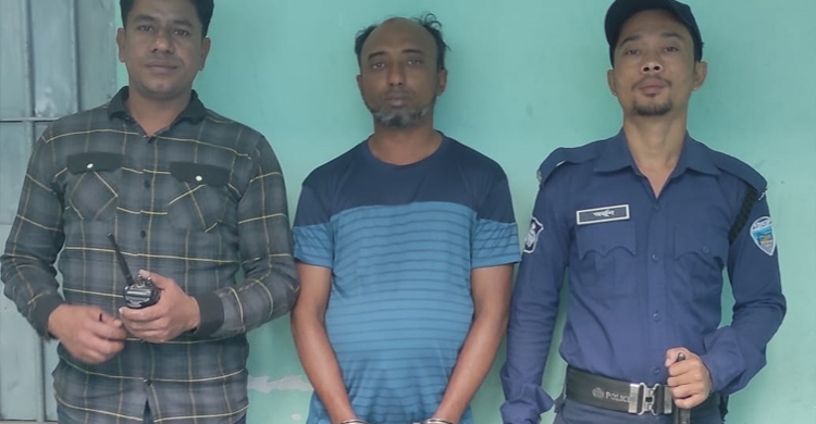 পাঁচ বছরের সাজা এড়াতে ১৪ বছর ধরে পলাতক