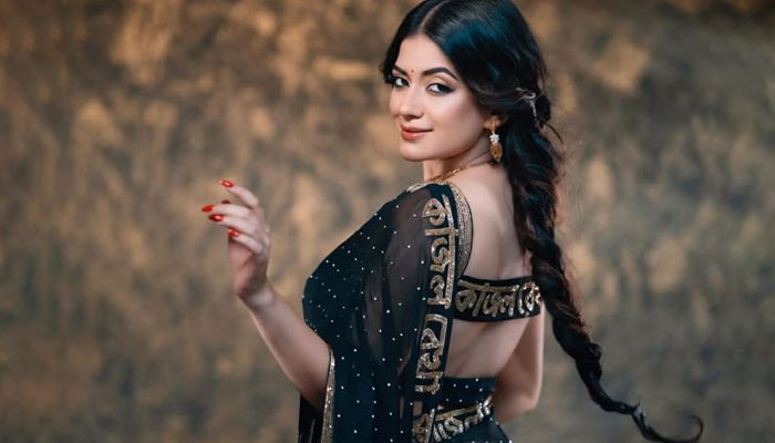 নজর কেড়েছে কাজলরেখা