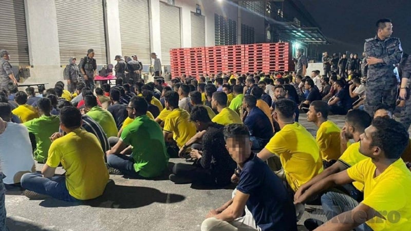 মালয়েশিয়ায় ১৩২ বাংলাদেশি গ্রেপ্তার