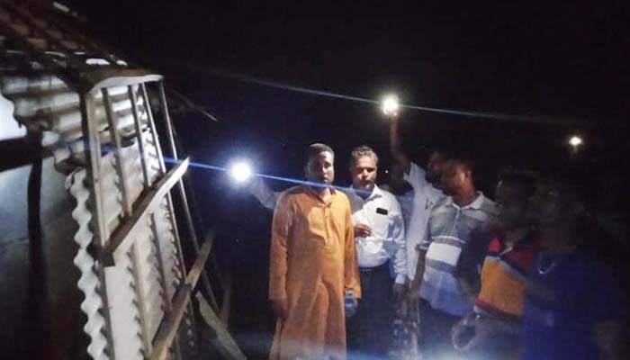 শ্যামনগরে ঝড়ে লন্ডভন্ড শতাধিক ঘরবাড়ি