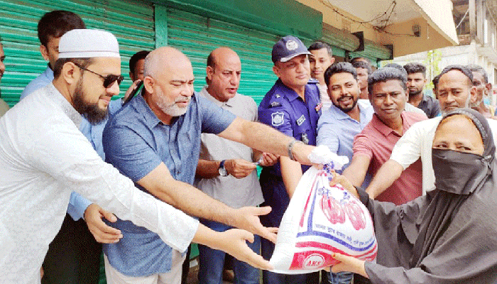 কুলাউড়ায় দুর্গতদের মাঝে ত্রাণ বিতরণ