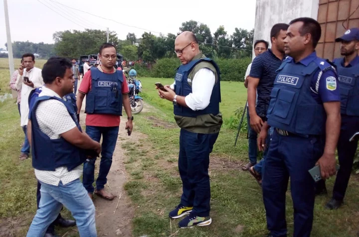 নেত্রকোনায় জঙ্গি আস্তানা সন্দেহে বাড়ি ঘিরে রেখেছে পুলিশ