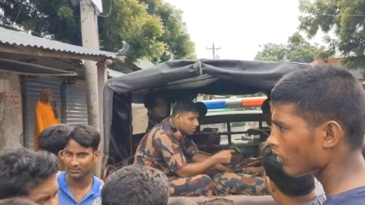 রঘুনাথপুর সীমান্তে অস্ত্রসহ ৫ ভারতীয় অনুপ্রবেশকারী আটক
