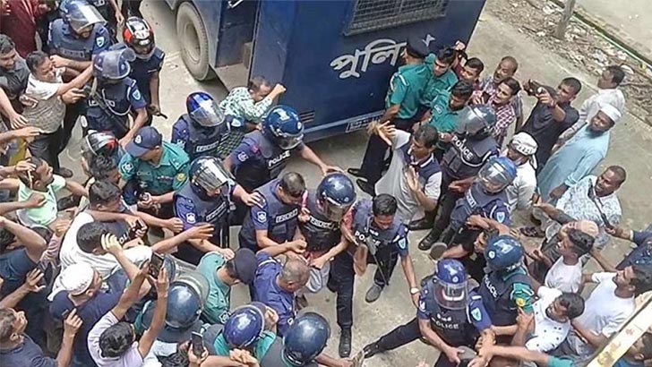 আদালতে সাবেক বিচারপতি মানিকের ওপর ডিম ও জুতা নিক্ষেপ