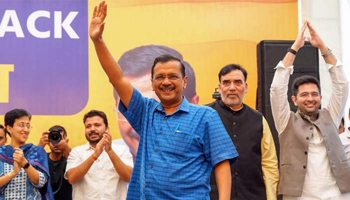 দিল্লির মসনদ ছাড়লেন কেজরিওয়াল