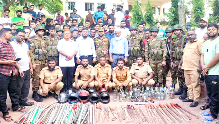 সিকৃবিতে যৌথবাহিনীর অভিযানে দেশীয় অস্ত্র উদ্ধার