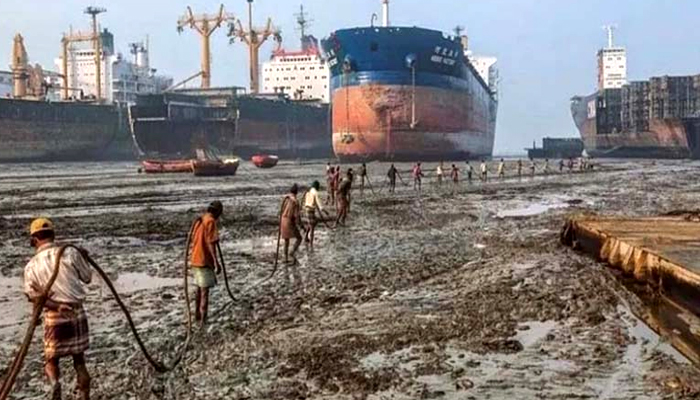 সীতাকুণ্ডে শিপ ইয়ার্ডে বিস্ফোরণ, দগ্ধ ১২