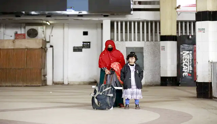 সারা দেশে ট্রেন চলাচল বন্ধ, ভোগান্তিতে যাত্রীরা