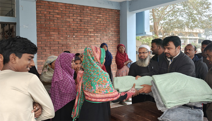 সিকৃবিতে বৈষম্যবিরোধী ছাত্র আন্দোলনের শীতবস্ত্র বিতরণ