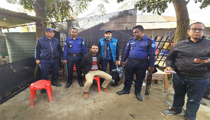 ঠাকুরগাঁও পাসপোর্ট অফিসের হিসাবরক্ষক ঘুষের টাকাসহ হাতেনাতে আটক