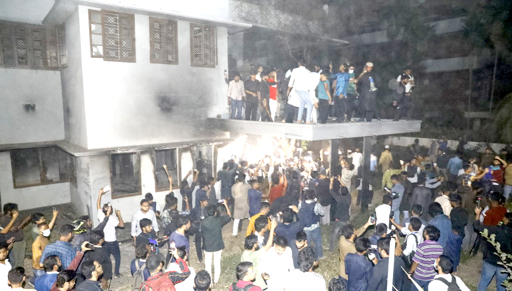 ধানমন্ডি ৩২ নম্বরে ছাত্র-জনতার হামলা