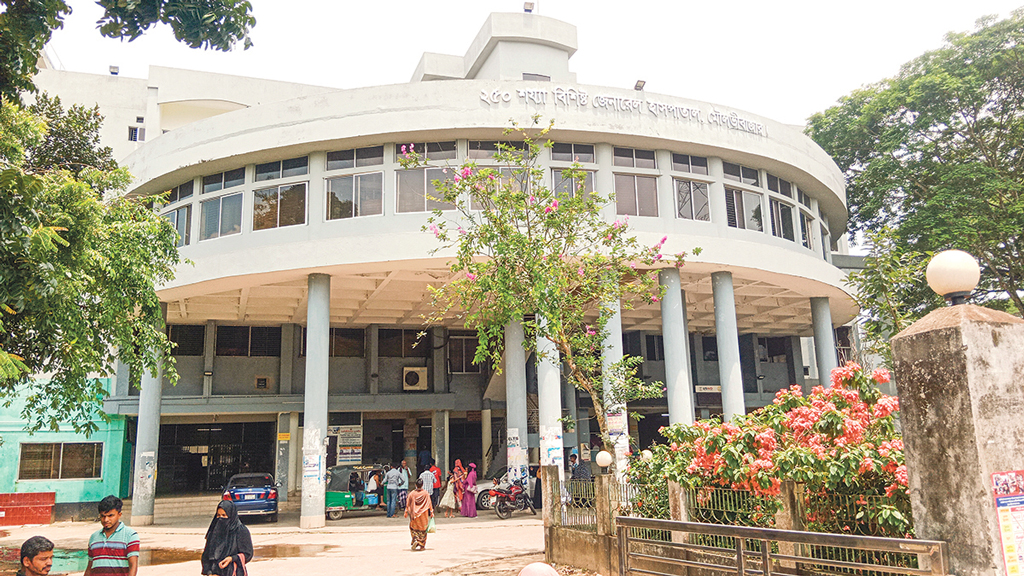 মুমূর্ষু রোগীর সেবা নেই, চিকিৎসা দেন নার্সরাও