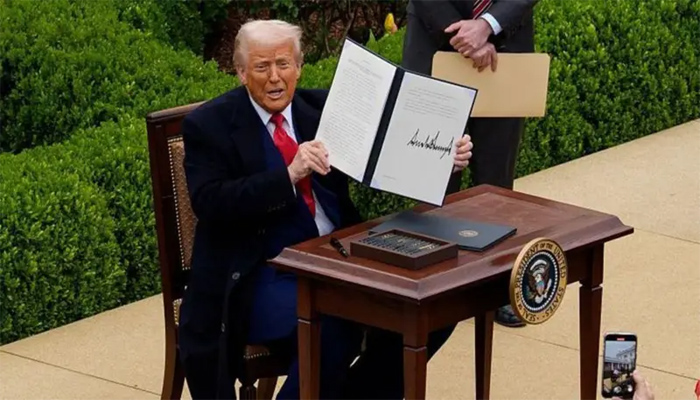 বাংলাদেশি পণ্যের ওপর ৩৫ শতাংশ শুল্ক আরোপ করলেন ট্রাম্প