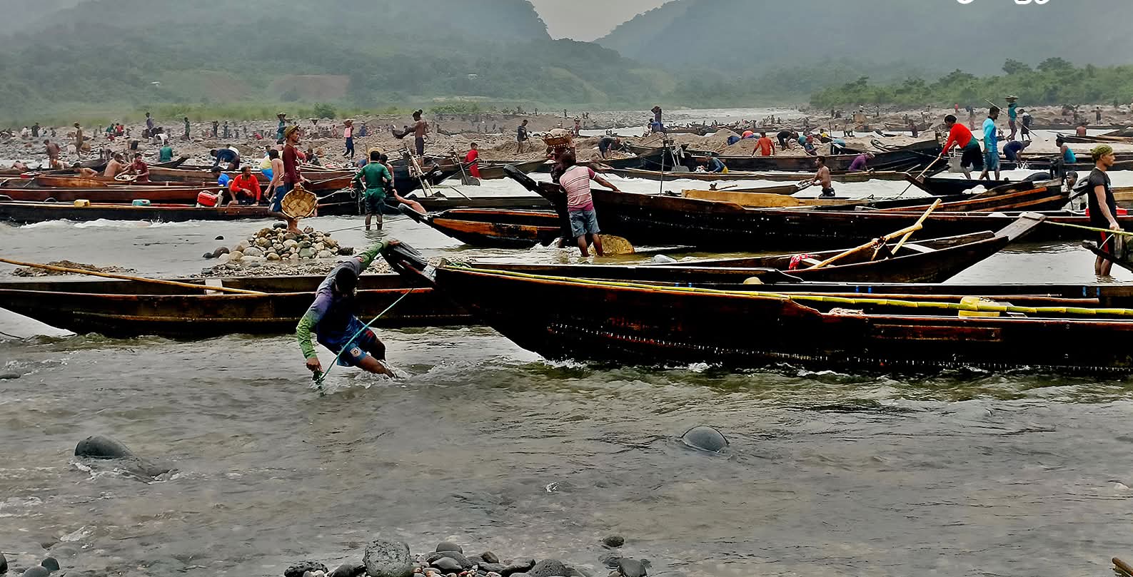 পাথর খেকোদের নগ্ন ছোবলে বিপন্ন ‘সাদা পাথর’
