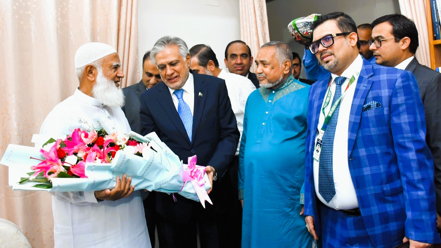 জামায়াত আমীরের সাথে পাক উপপ্রধানমন্ত্রী ইসহাক দার এর সৌজন্য সাক্ষাৎ