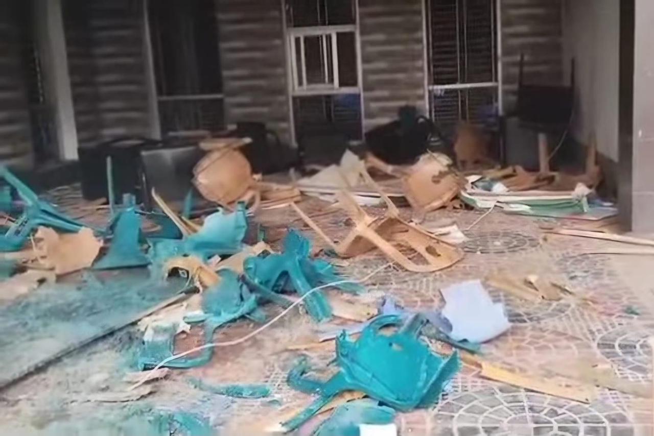 নেত্রকোনায় আহমেদিয়া সম্প্রদায়ের প্রবাসী পরিবারকে ঘিরে উত্তেজনা:  ইফতার মাহফিলকে কেন্দ্র করে বাড়িতে হামলা আহত ১