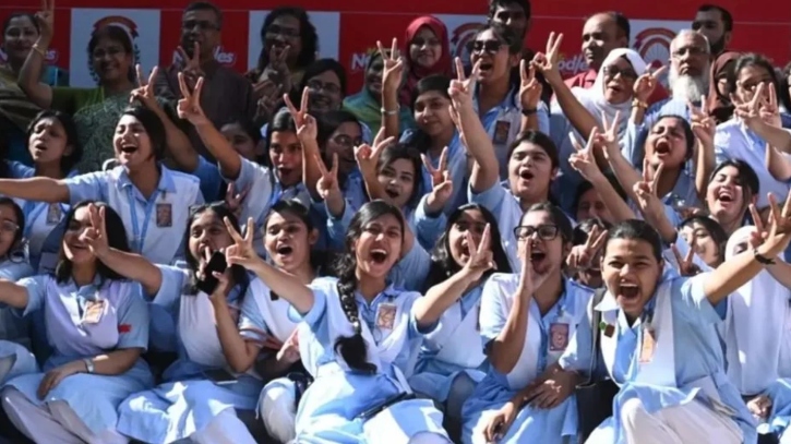 এইচএসসি ও সমমানে পাসের হার ৫২.১২, জিপিএ-৫ পেয়েছে ৪০ হাজার