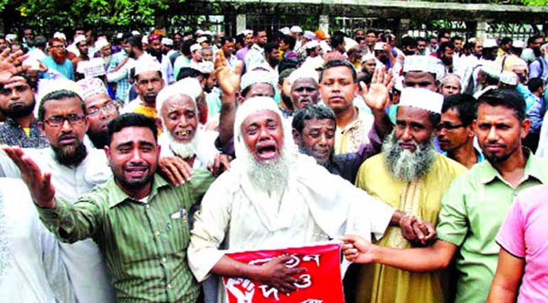 শিক্ষকদের কান্নায় পিছু হটল পুলিশ