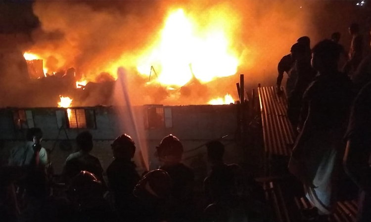 রাজধানীর লালবাগে প্লাস্টিক কারখানায় আগুন