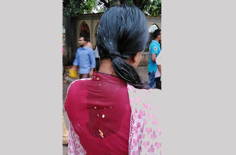 শামছুন্নাহার হলের ভিপিকে ছাত্রলীগের ডিম নিক্ষেপ, ‘গায়ে হাত’