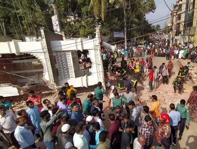 মসজিদের মিনার ভেঙ্গে পড়ে আহত ২