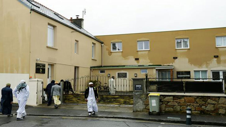 এবার ফ্রান্সে মসজিদে বন্দুকধারীর হামলা, ইমামসহ গুলিবিদ্ধ ২