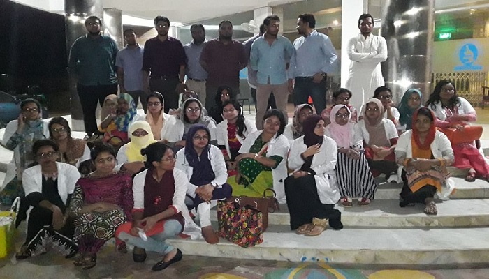 ছাত্রলীগের হাতে লাঞ্চিত নারী চিকিৎসক