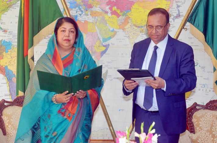 শপথ নিলেন মোকাব্বির