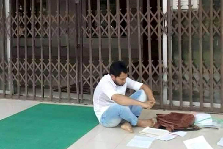 মসজিদের বারান্দায় মুশফিকের পড়াশোনা ছবি ভাইরাল